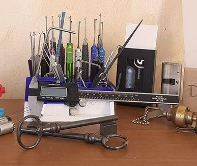 Outils de crochetage ou crochets de serrurier pour les ouvertures fines