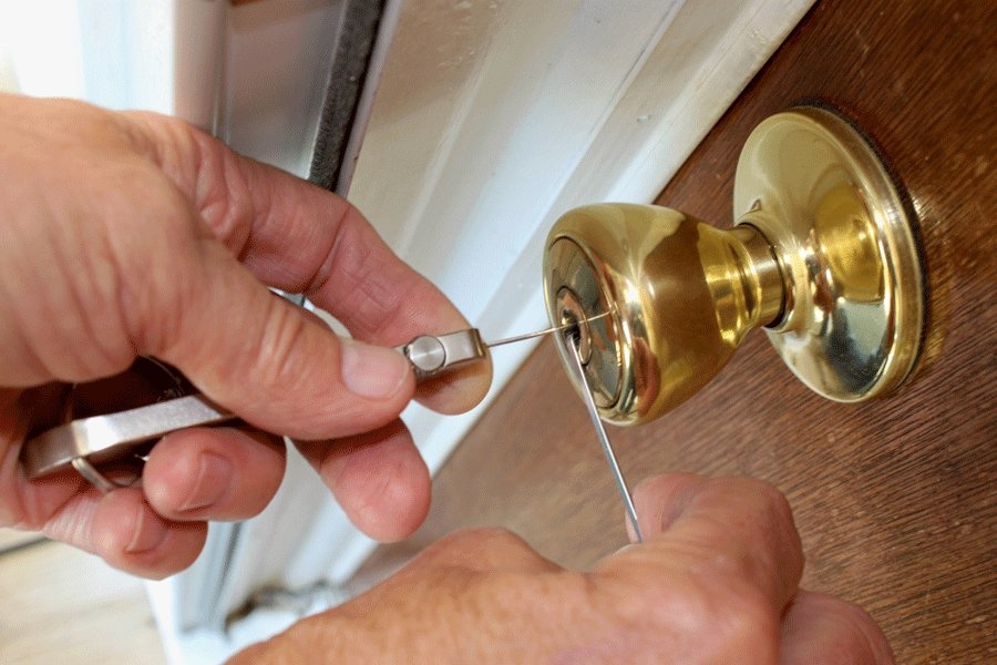 Une poignée de porte avec une serrure intégrée